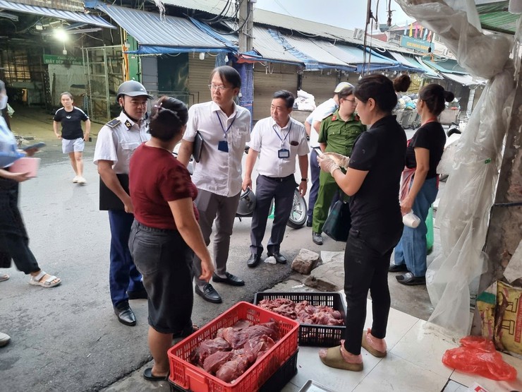 Tăng cường kiểm tra, xử lý các vi phạm trong kinh doanh thực phẩm 
tươi sống bên ngoài Chợ Phùng Khoang
- Ảnh 2.