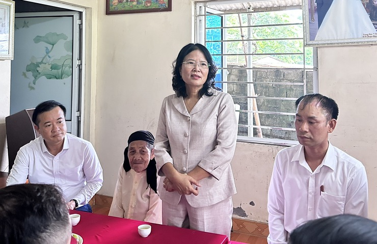 Lãnh đạo MTTQ Thành phố Hà Nội và xã Suối Hai thăm, tặng quà Mẹ Việt Nam anh hùng Đinh Thị Lê- Ảnh 2.