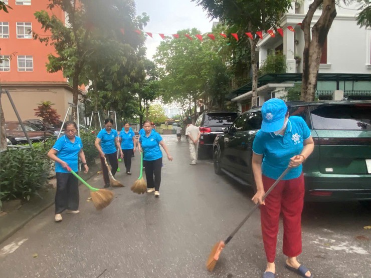 Phụ nữ Đại Mỗ tích cực ra quân tổng vệ sinh môi trường chào mừng Phường mới thành lập- Ảnh 3. Phụ nữ Đại Mỗ tích cực ra quân tổng vệ sinh môi trường chào mừng Phường mới thành lập- Ảnh 3.