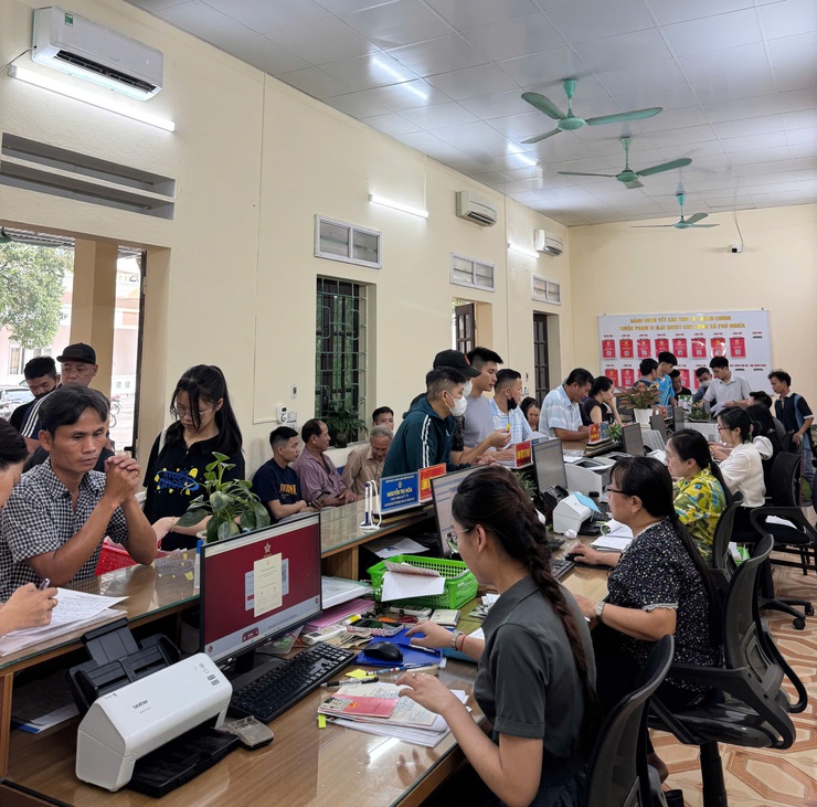Ngày 15/7, Điểm phục vụ hành chính công xã Phú Nghĩa tiếp nhận 185 hồ sơ hành chính- Ảnh 1.