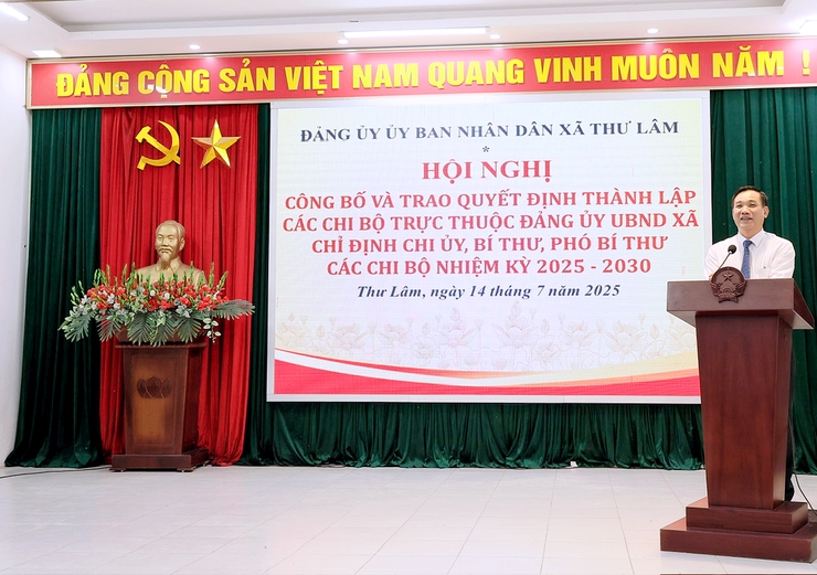 Đảng ủy UBND xã Thư Lâm tổ chức công bố và trao Quyết định thành lập các Chi bộ trực thuộc Đảng ủy UBND xã chỉ định Chi ủy, Bí thư, Phó Bí thư các Chi bộ nhiệm kỳ 2025-2030.- Ảnh 8.