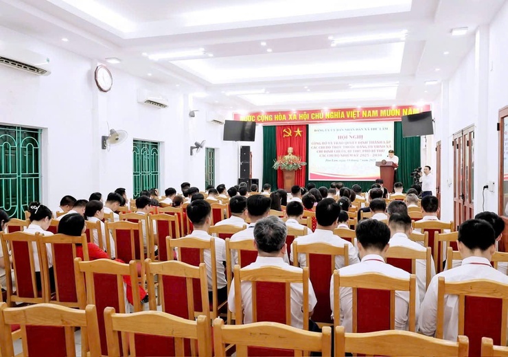 Đảng ủy UBND xã Thư Lâm tổ chức công bố và trao Quyết định thành lập các Chi bộ trực thuộc Đảng ủy UBND xã chỉ định Chi ủy, Bí thư, Phó Bí thư các Chi bộ nhiệm kỳ 2025-2030.- Ảnh 1.