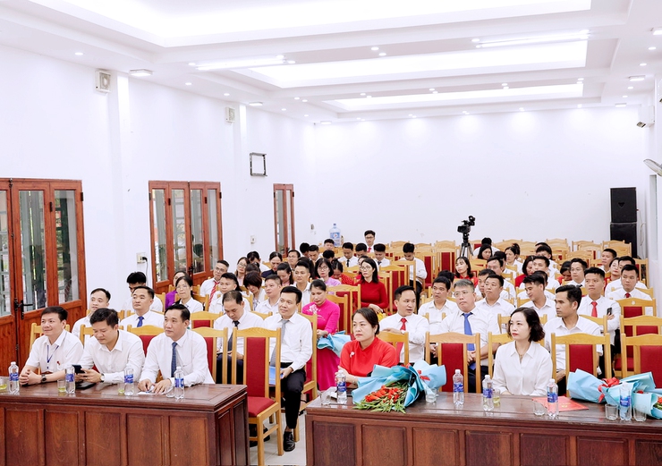 Đảng ủy UBND xã Thư Lâm tổ chức công bố và trao Quyết định thành lập các Chi bộ trực thuộc Đảng ủy UBND xã chỉ định Chi ủy, Bí thư, Phó Bí thư các Chi bộ nhiệm kỳ 2025-2030.- Ảnh 2.