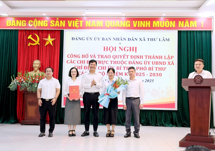 Đảng ủy UBND xã Thư Lâm tổ chức công bố và trao Quyết định thành lập các Chi bộ trực thuộc Đảng ủy UBND xã chỉ định Chi ủy, Bí thư, Phó Bí thư các Chi bộ nhiệm kỳ 2025-2030.- Ảnh 4.