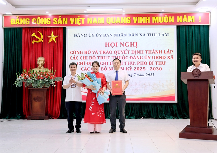 Đảng ủy UBND xã Thư Lâm tổ chức công bố và trao Quyết định thành lập các Chi bộ trực thuộc Đảng ủy UBND xã chỉ định Chi ủy, Bí thư, Phó Bí thư các Chi bộ nhiệm kỳ 2025-2030.- Ảnh 5.