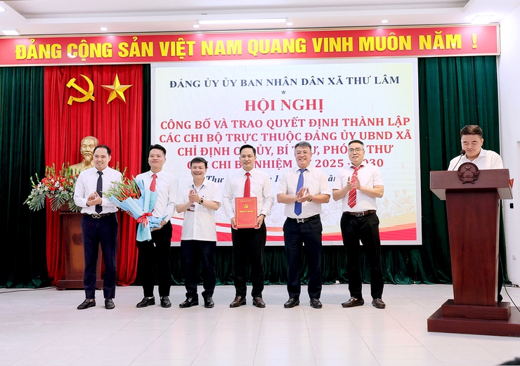 Đảng ủy UBND xã Thư Lâm tổ chức công bố và trao Quyết định thành lập các Chi bộ trực thuộc Đảng ủy UBND xã chỉ định Chi ủy, Bí thư, Phó Bí thư các Chi bộ nhiệm kỳ 2025-2030.- Ảnh 6.