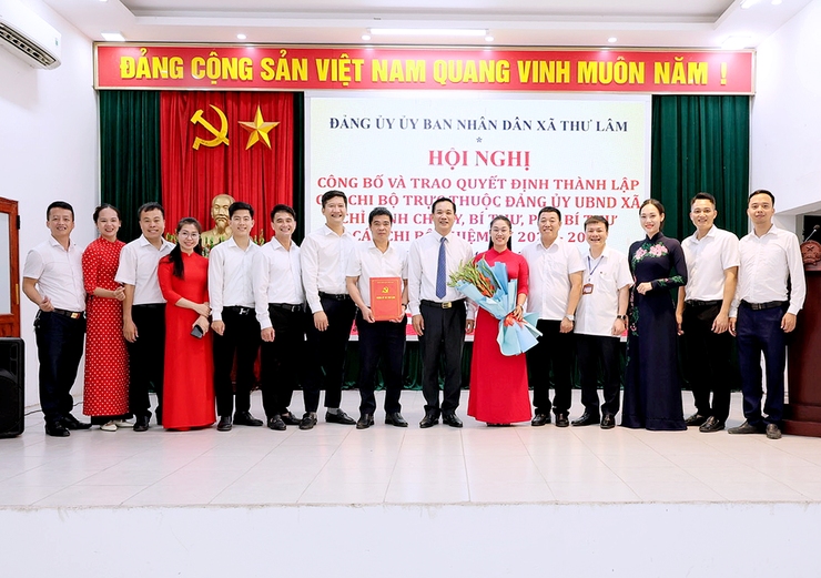 Đảng ủy UBND xã Thư Lâm tổ chức công bố và trao Quyết định thành lập các Chi bộ trực thuộc Đảng ủy UBND xã chỉ định Chi ủy, Bí thư, Phó Bí thư các Chi bộ nhiệm kỳ 2025-2030.- Ảnh 7.