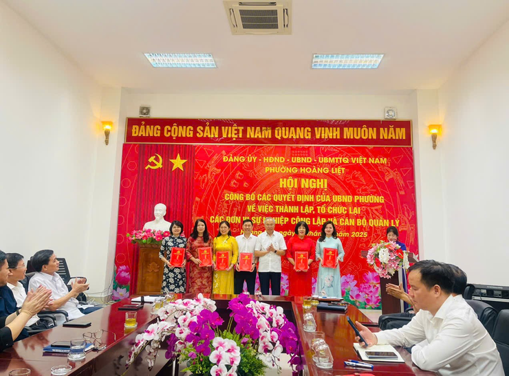 HỘI NGHỊ CÔNG BỐ CÁC QUYẾT ĐỊNH CỦA UBND PHƯỜNG HOÀNG LIỆT VỀ VIỆC THÀNH LẬP, TỔ CHỨC LẠI CÁC ĐƠN VỊ SỰ NGHIỆP CÔNG LẬP VÀ CÁN BỘ QUẢN LÝ- Ảnh 3.