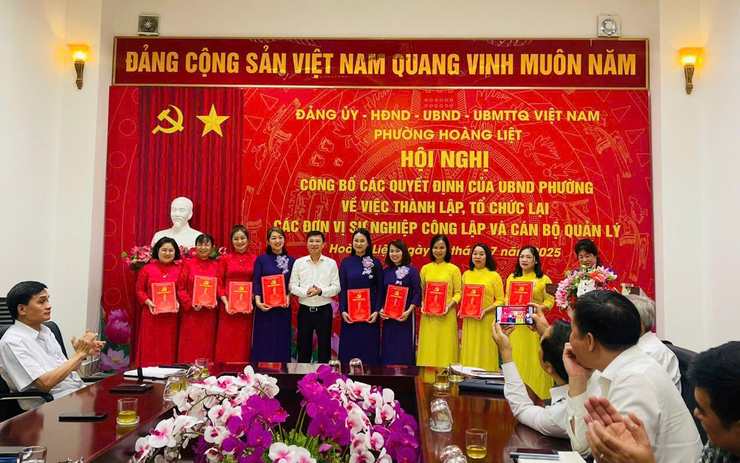 HỘI NGHỊ CÔNG BỐ CÁC QUYẾT ĐỊNH CỦA UBND PHƯỜNG HOÀNG LIỆT VỀ VIỆC THÀNH LẬP, TỔ CHỨC LẠI CÁC ĐƠN VỊ SỰ NGHIỆP CÔNG LẬP VÀ CÁN BỘ QUẢN LÝ- Ảnh 5.
