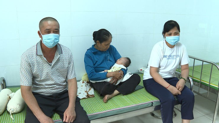 Đồng chí Nguyễn Văn Bằng, Phó Bí thư Đảng ủy, Chủ tịch UBND xã Phúc Thịnh hỏi thăm cháu bé bị bỏ rơi- Ảnh 2.