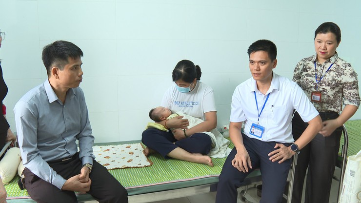 Đồng chí Nguyễn Văn Bằng, Phó Bí thư Đảng ủy, Chủ tịch UBND xã Phúc Thịnh hỏi thăm cháu bé bị bỏ rơi- Ảnh 1.