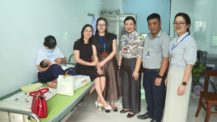 Đồng chí Nguyễn Văn Bằng, Phó Bí thư Đảng ủy, Chủ tịch UBND xã Phúc Thịnh hỏi thăm cháu bé bị bỏ rơi- Ảnh 6.