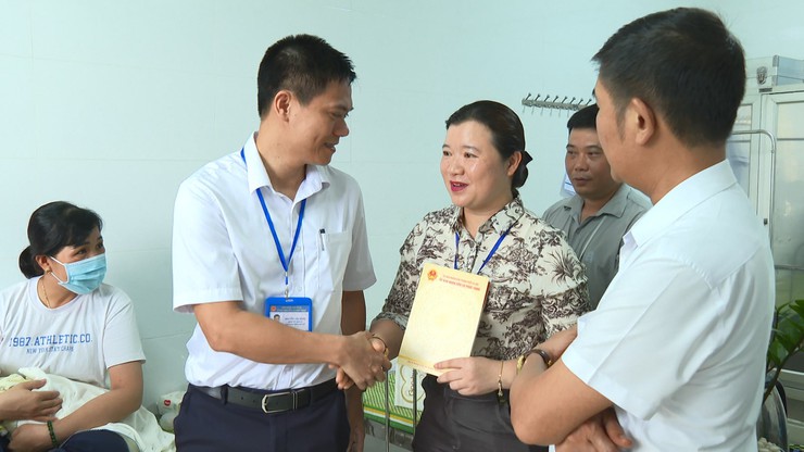 Đồng chí Nguyễn Văn Bằng, Phó Bí thư Đảng ủy, Chủ tịch UBND xã Phúc Thịnh hỏi thăm cháu bé bị bỏ rơi- Ảnh 5.