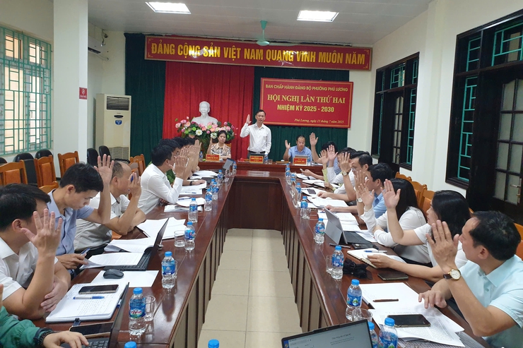 BCH Đảng bộ phường Phú Lương tổ chức thành công kỳ họp thứ 2, nhiệm kỳ 2025-2030- Ảnh 4.