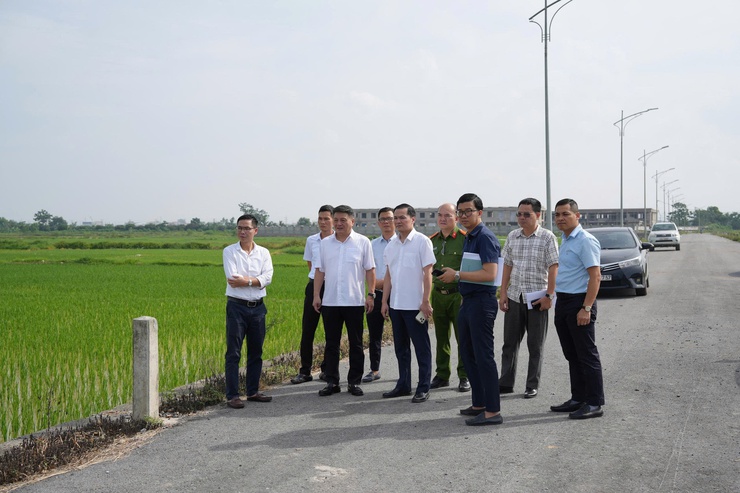 Lãnh đạo xã Thanh Oai kiểm tra và đôn đốc tiến độ công tác giải phóng mặt bằng các dự án đầu tư công- Ảnh 5.