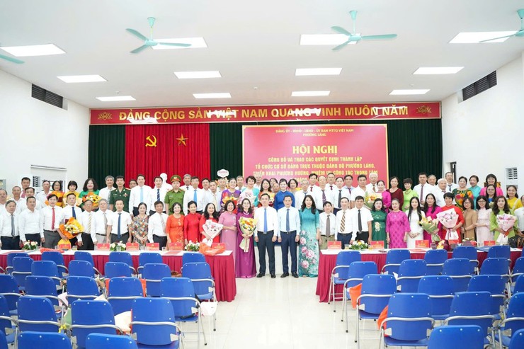 PHƯỜNG LÁNG CÔNG BỐ CÁC QUYẾT ĐỊNH THÀNH LẬP TỔ CHỨC CƠ SỞ ĐẢNG- Ảnh 2.
