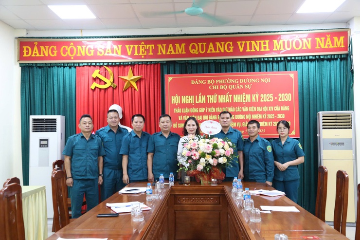 Chi bộ Quân sự phường Dương Nội đóng góp ý kiến vào dự thảo văn kiện Đại hội XIV của Đảng và Đại hội Đảng bộ phường Dương Nội lần thứ Nhất- Ảnh 2.