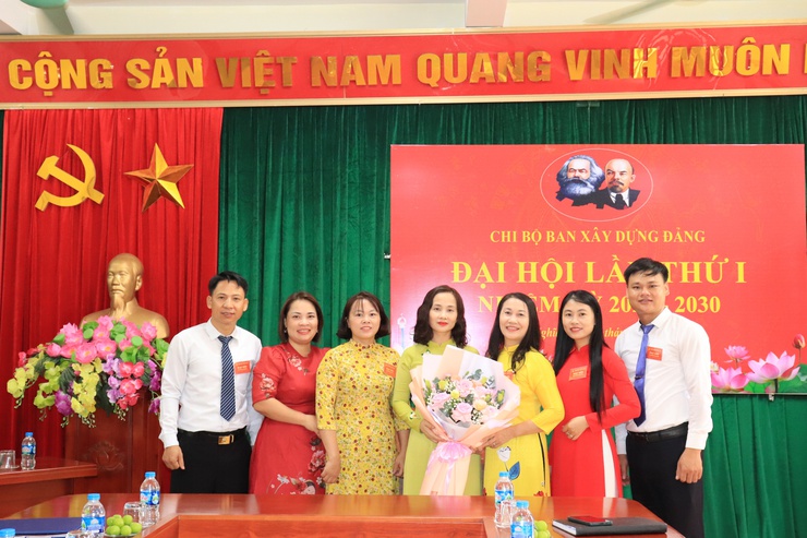 Đồng chí Bí thư Đảng ủy xã Phú Nghĩa Trịnh Tiến Tường tặng hoa chúc mừng Đại hội Chi bộ ban Xây dựng Đảng 
- Ảnh 5.