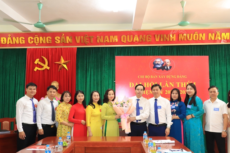 Đồng chí Bí thư Đảng ủy xã Phú Nghĩa Trịnh Tiến Tường tặng hoa chúc mừng Đại hội Chi bộ ban Xây dựng Đảng 
- Ảnh 2.