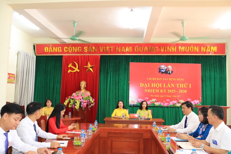 Đồng chí Bí thư Đảng ủy xã Phú Nghĩa Trịnh Tiến Tường tặng hoa chúc mừng Đại hội Chi bộ ban Xây dựng Đảng 
- Ảnh 1.
