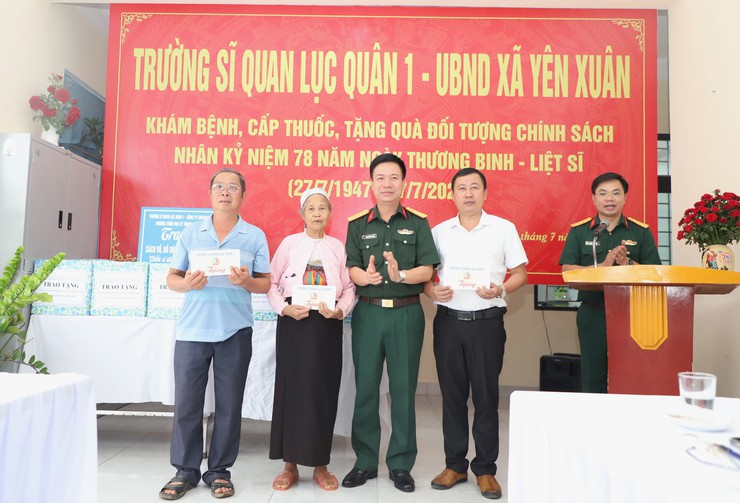  Trường Sĩ quan Lục quân 1 tổ chức khám bệnh, cấp thuốc, tặng quà cho đối tượng chính sách tại xã Yên Xuân ⭐️- Ảnh 7.