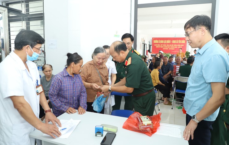  Trường Sĩ quan Lục quân 1 tổ chức khám bệnh, cấp thuốc, tặng quà cho đối tượng chính sách tại xã Yên Xuân ⭐️- Ảnh 4.