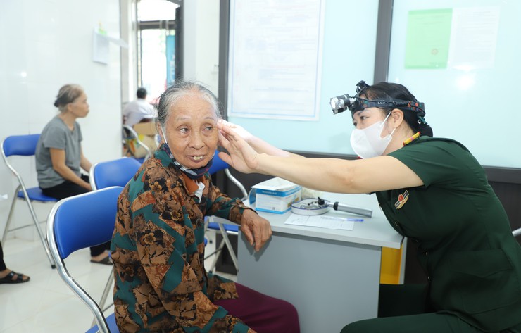  Trường Sĩ quan Lục quân 1 tổ chức khám bệnh, cấp thuốc, tặng quà cho đối tượng chính sách tại xã Yên Xuân ⭐️- Ảnh 5.