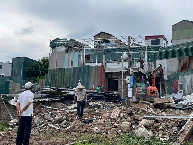 Phường Khương Đình tiếp tục ra quân xử lý vi phạm về trật tự xây dựng trên đất nông nghiệp- Ảnh 1.