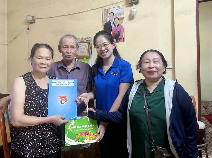 KỶ NIỆM 75 NĂM NGÀY TRUYỀN THỐNG LỰC LƯỢNG TNXP VIỆT NAM: ĐOÀN THANH NIÊN PHƯỜNG ĐẠI MỖ THĂM HỎI, TẶNG QUÀ CỰU THANH NIÊN XUNG PHONG TIÊU BIỂU TRÊN ĐỊA BÀN PHƯỜNG- Ảnh 1.