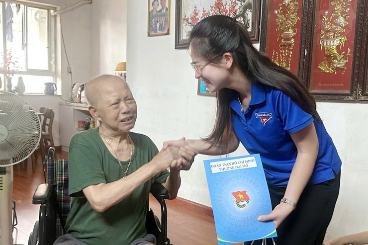 KỶ NIỆM 75 NĂM NGÀY TRUYỀN THỐNG LỰC LƯỢNG TNXP VIỆT NAM: ĐOÀN THANH NIÊN PHƯỜNG ĐẠI MỖ THĂM HỎI, TẶNG QUÀ CỰU THANH NIÊN XUNG PHONG TIÊU BIỂU TRÊN ĐỊA BÀN PHƯỜNG- Ảnh 2.