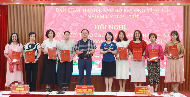 Đảng ủy Phường Vĩnh Tuy công bố quyết định thành lập tổ chức cơ sở Đảng- Ảnh 3.