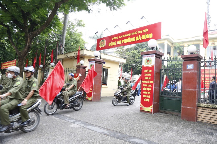 Phường Hà Đông tổ chức lễ ra quân kiểm tra, xử lý vi phạm, bảo đảm trật tự ATGT, TTCC, TTĐT và vệ sinh môi trường trên địa bàn phường năm 2025- Ảnh 5.