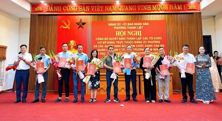 Phường Thanh Liệt: Công bố các quyết định bổ nhiệm cán bộ quản lý các trường, Trạm Y tế và thành lập tổ chức Đảng sau sáp nhập- Ảnh 1.