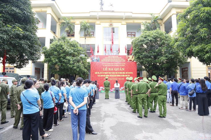 Phường Hà Đông tổ chức lễ ra quân kiểm tra, xử lý vi phạm, bảo đảm trật tự ATGT, TTCC, TTĐT và vệ sinh môi trường trên địa bàn phường năm 2025- Ảnh 1.