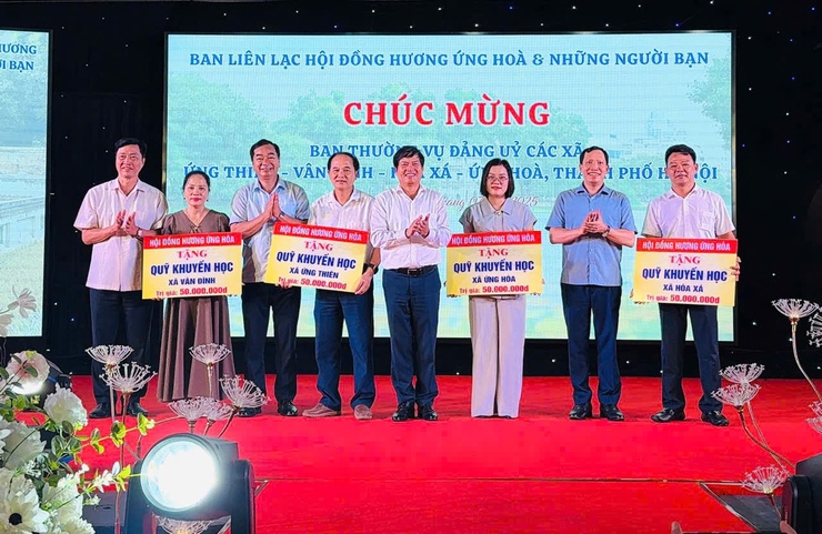 HỘI ĐỒNG HƯƠNG ỨNG HÒA THĂM VÀ TẶNG QUÀ XÃ ỨNG HÒA.- Ảnh 4.