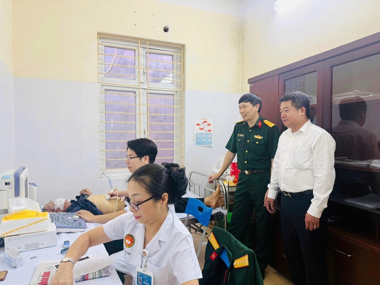 Phường Hà Đông  tổ chức khám, tư vấn sức khỏe, cấp thuốc cho 305 đối tượng chính sách trên địa bàn- Ảnh 2.