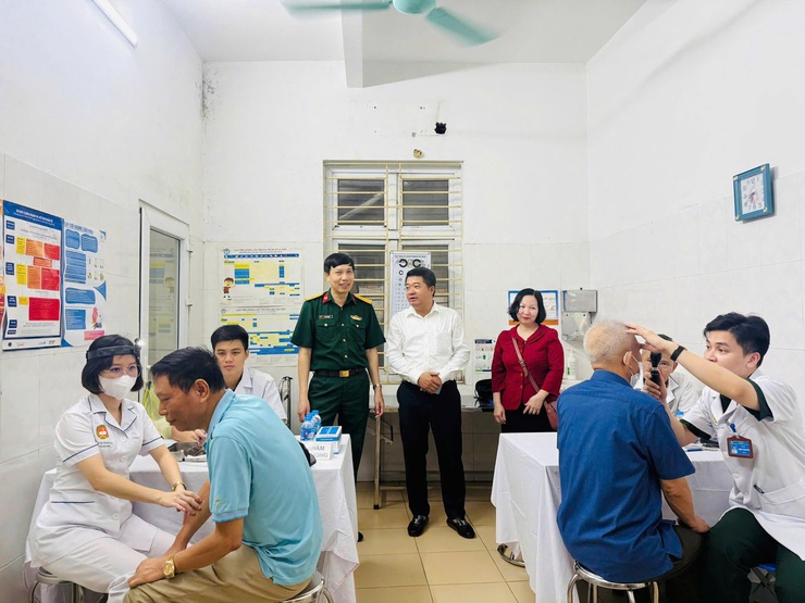 Phường Hà Đông  tổ chức khám, tư vấn sức khỏe, cấp thuốc cho 305 đối tượng chính sách trên địa bàn- Ảnh 3.