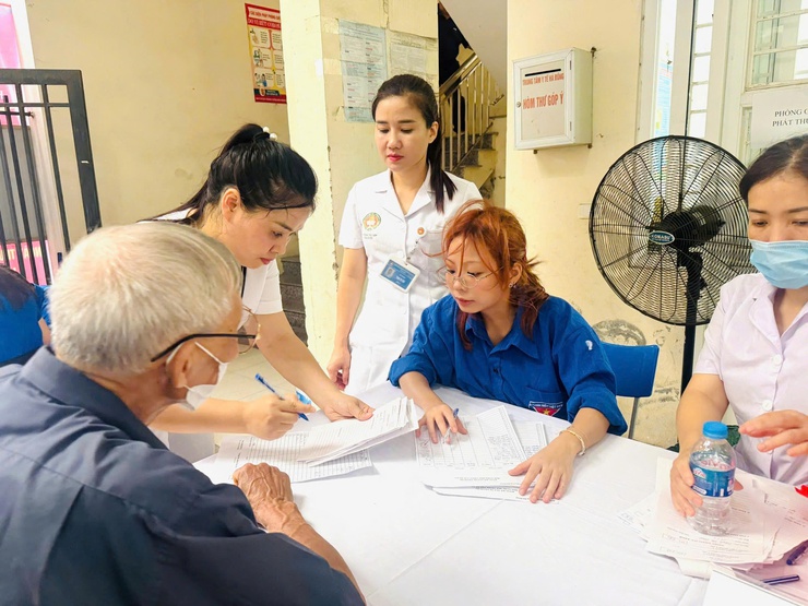 Phường Hà Đông  tổ chức khám, tư vấn sức khỏe, cấp thuốc cho 305 đối tượng chính sách trên địa bàn- Ảnh 4.