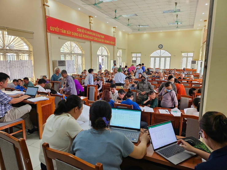 Xã Quang Minh hướng dẫn người dân kê khai hồ sơ 
hưởng trợ cấp hưu trí theo Nghị định 176 của Chính phủ
- Ảnh 1.