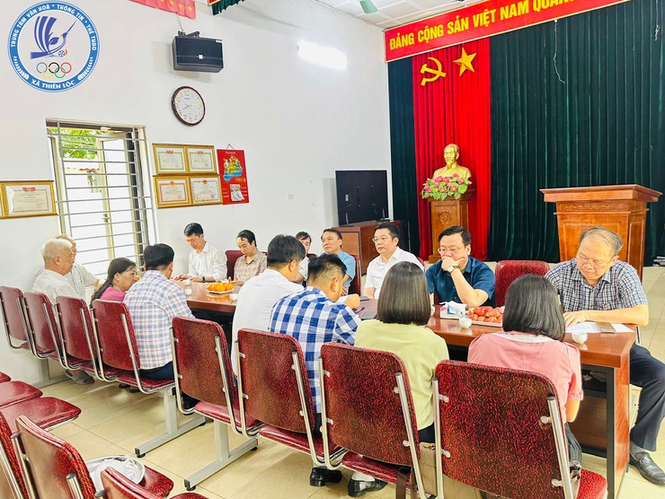 Đoàn công tác xã Thiên Lộc tổ chức thăm hỏi, tặng quà các gia đình chính sách, người có công trên địa bàn xã - Ảnh 1.