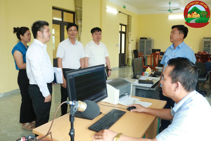 Đồng chí Hoàng Quốc Cường - Phó Chủ tịch UBND xã Phú Cát làm việc với Trung tâm Văn hóa – Thông tin và Thể thao xã- Ảnh 1.