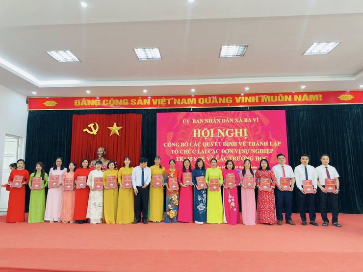 UBND xã Ba Vì tổ chức hội nghị công bố các quyết định về thành lập, tổ chức lại các đơn vị sự nghiệp trạm y tế và các đơn vị trường học.- Ảnh 1.