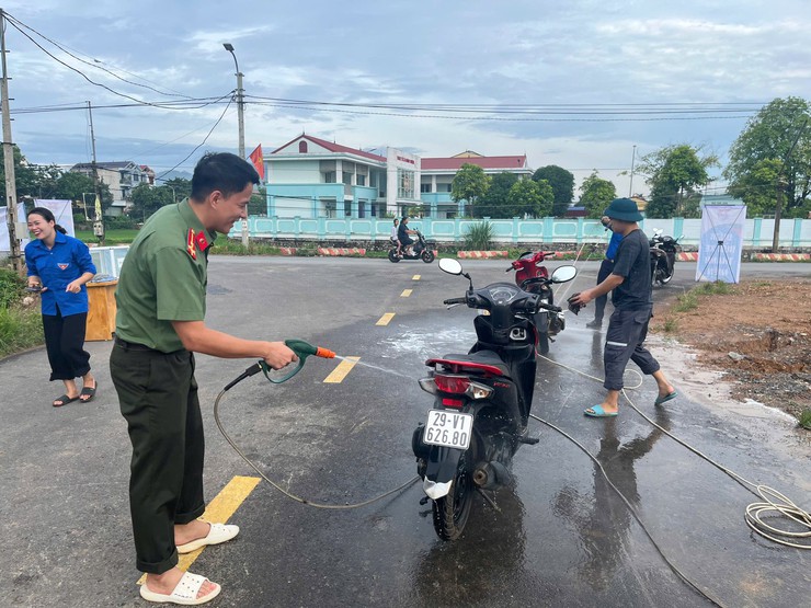 Đoàn TNCS Hồ Chí Minh xã Ba Vì tổ chức Chương trình điểm rửa xe thanh niên gây quỹ thăm hỏi, tặng quà các gia đình chính sách, người có công trên địa bàn xã Ba Vì.- Ảnh 2.
