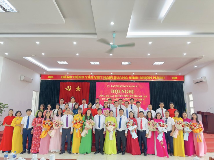 UBND xã Ba Vì tổ chức hội nghị công bố các quyết định về thành lập, tổ chức lại các đơn vị sự nghiệp trạm y tế và các đơn vị trường học.- Ảnh 2.