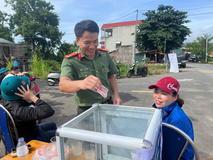 Đoàn TNCS Hồ Chí Minh xã Ba Vì tổ chức Chương trình điểm rửa xe thanh niên gây quỹ thăm hỏi, tặng quà các gia đình chính sách, người có công trên địa bàn xã Ba Vì.- Ảnh 3.