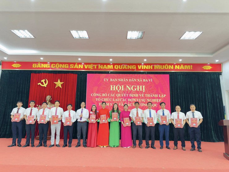 UBND xã Ba Vì tổ chức hội nghị công bố các quyết định về thành lập, tổ chức lại các đơn vị sự nghiệp trạm y tế và các đơn vị trường học.- Ảnh 3.