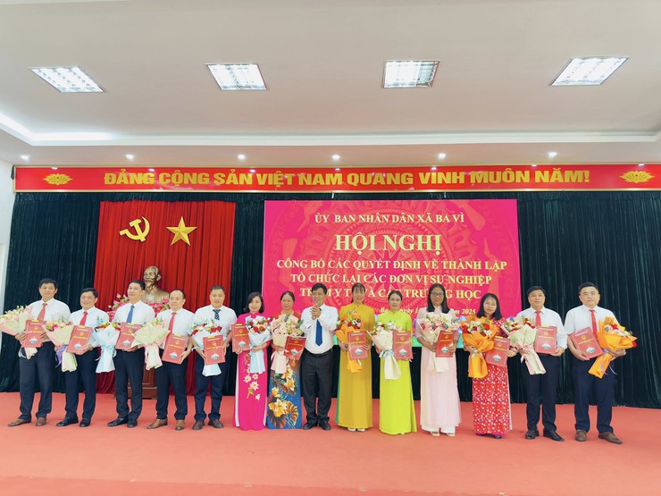 UBND xã Ba Vì tổ chức hội nghị công bố các quyết định về thành lập, tổ chức lại các đơn vị sự nghiệp trạm y tế và các đơn vị trường học.- Ảnh 4.