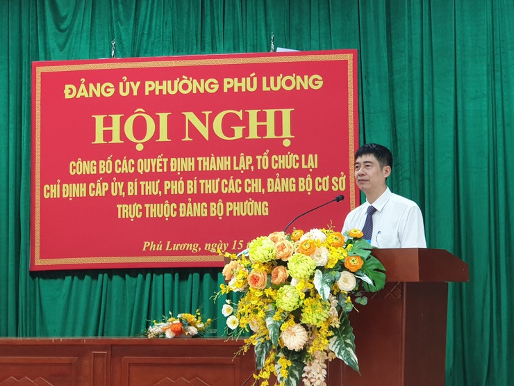 Công bố các Quyết định thành lập, tổ chức lại các Chi, Đảng bộ cơ sở trực thuộc Đảng bộ phường - Ảnh 1.