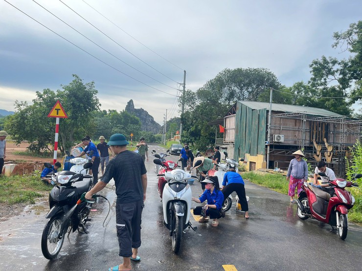 Đoàn TNCS Hồ Chí Minh xã Ba Vì tổ chức Chương trình điểm rửa xe thanh niên gây quỹ thăm hỏi, tặng quà các gia đình chính sách, người có công trên địa bàn xã Ba Vì.- Ảnh 4.