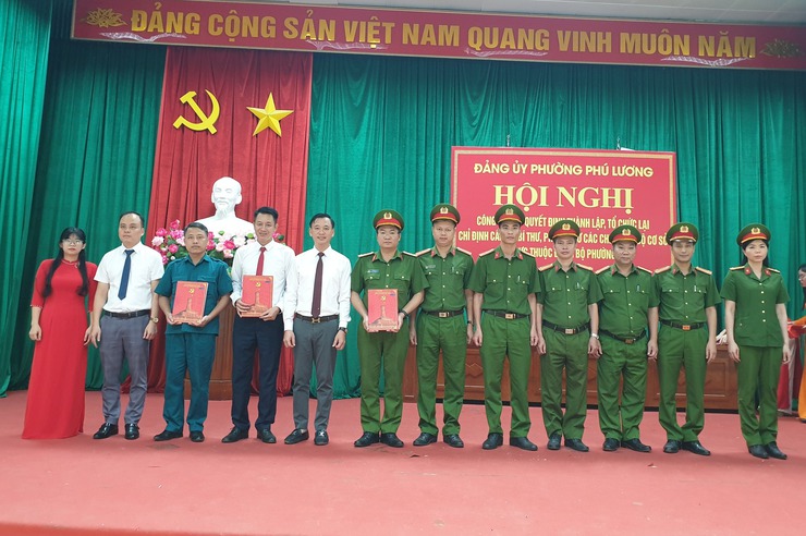 Công bố các Quyết định thành lập, tổ chức lại các Chi, Đảng bộ cơ sở trực thuộc Đảng bộ phường - Ảnh 2.